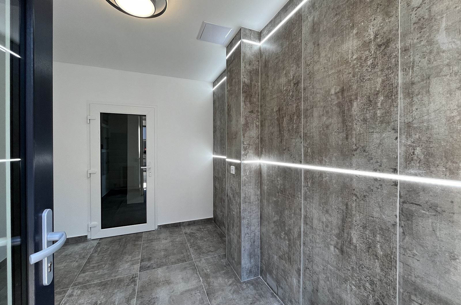 Zelená Hora: Chodba s velkoformátovým obkladem a LED osvětlením.